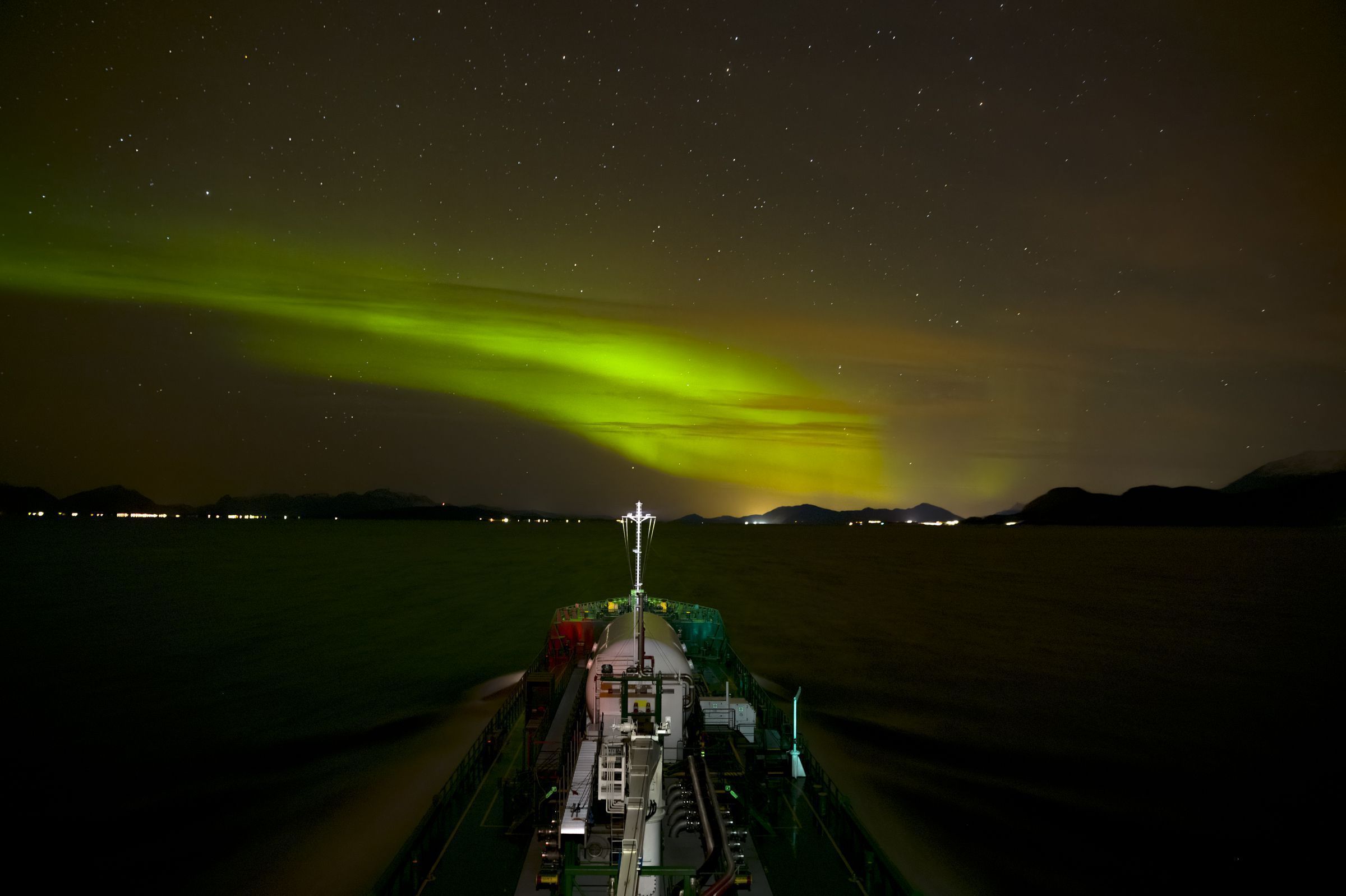 /uploads/002-tanker/thun-tankers-aurora-northern-lights.jpg