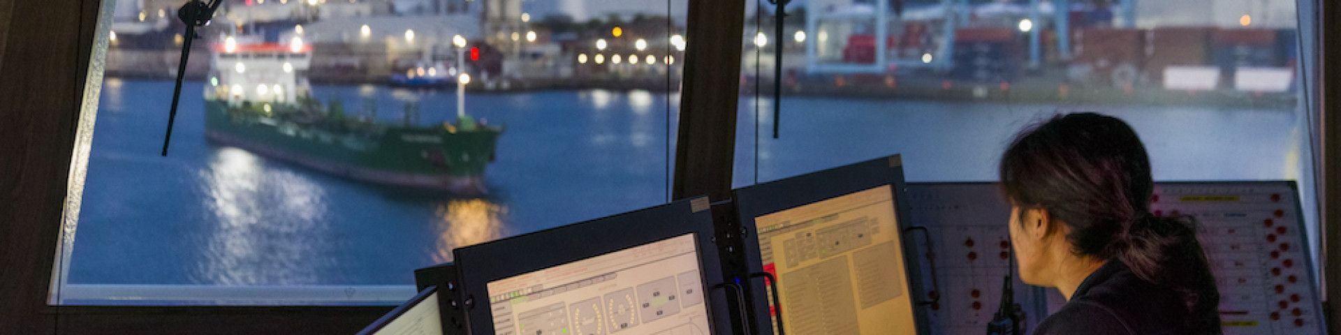 Brug aan boord van schip, vrouw aan het roer