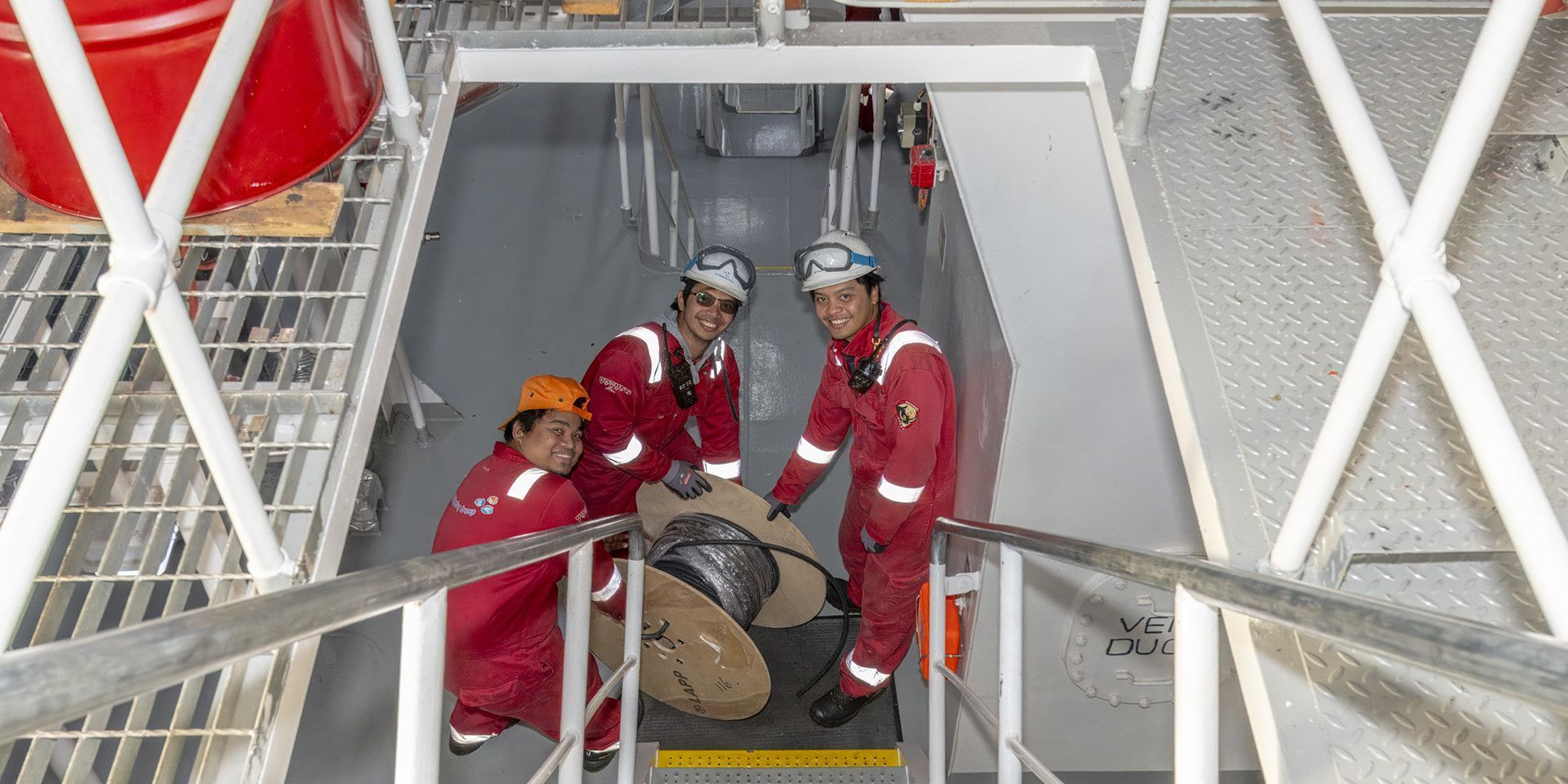 Crew aan boord, engine room